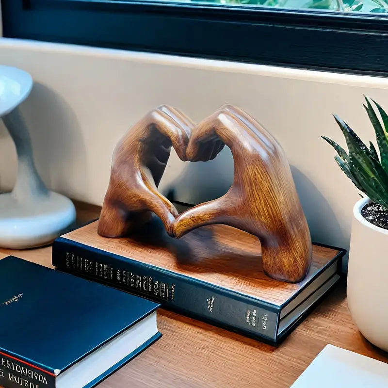 HeartEvoke – Elegante Resin Sculptuur voor Tijdloze Romantiek