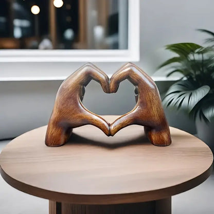 HeartEvoke – Elegante Resin Sculptuur voor Tijdloze Romantiek