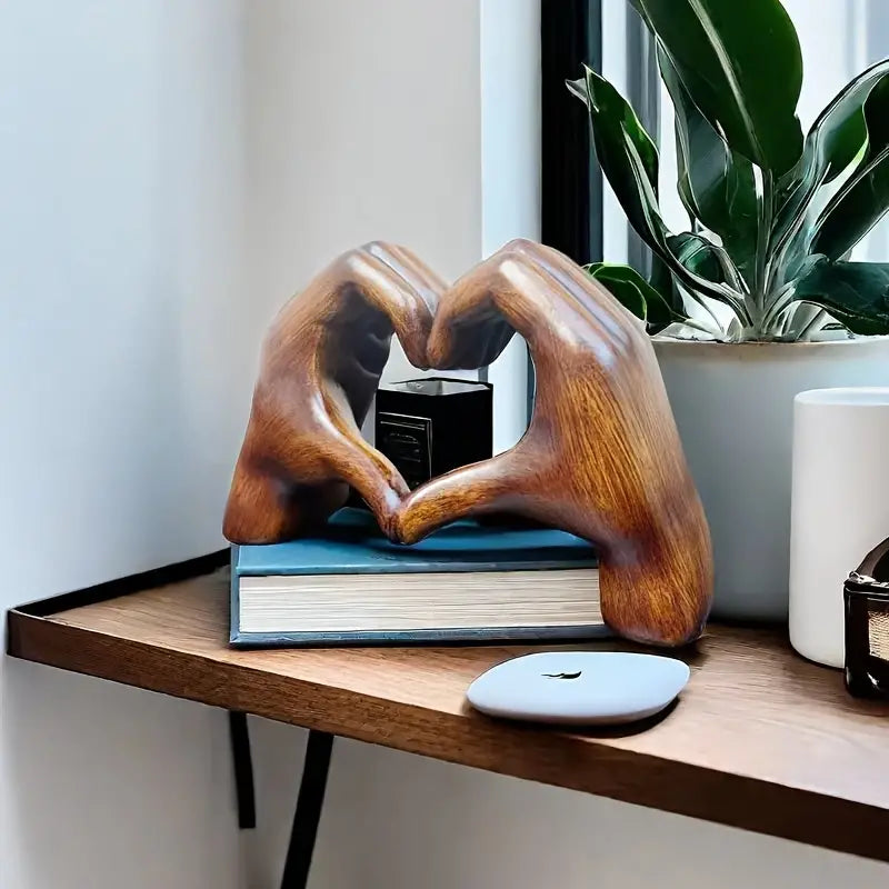 HeartEvoke – Elegante Resin Sculptuur voor Tijdloze Romantiek