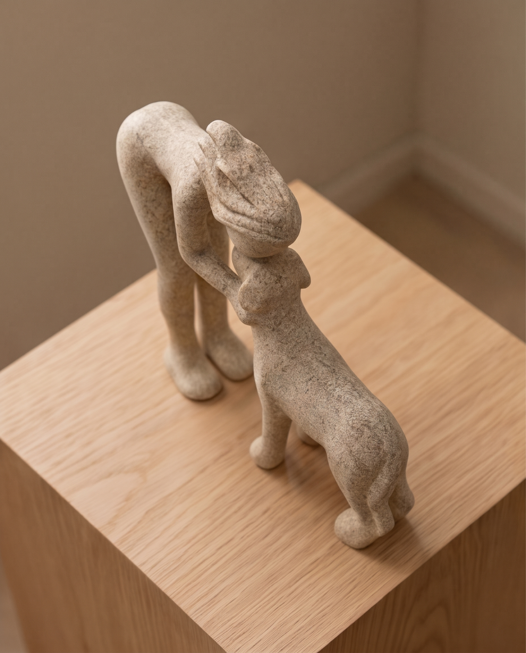 Abstract Beeldje Hars – Modern Decoratief Sculptuur | Vrouw kust Hond