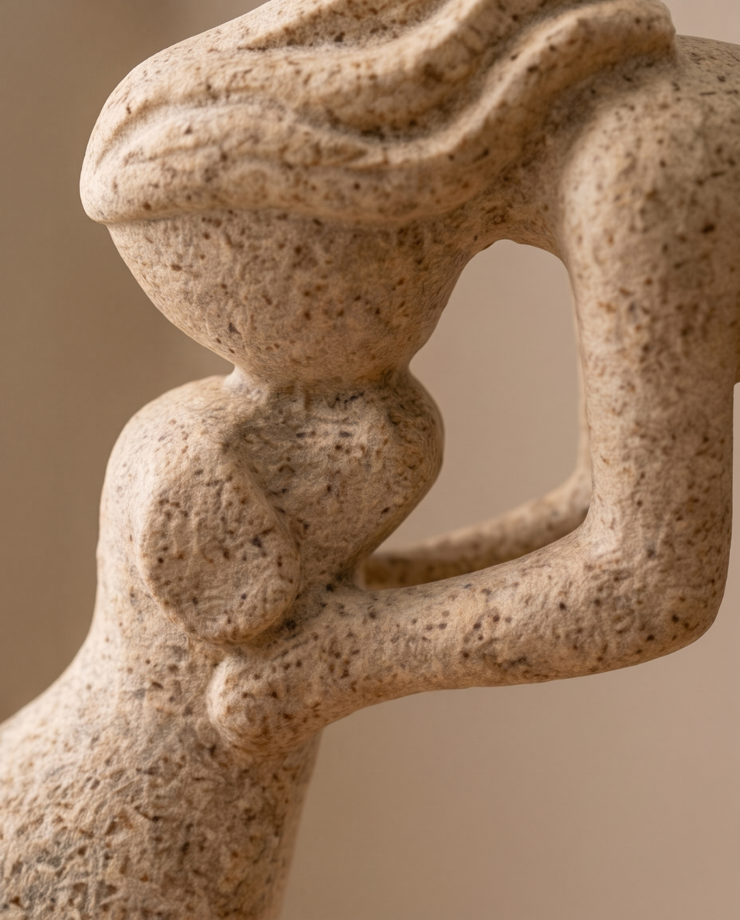 Abstract Beeldje Hars – Modern Decoratief Sculptuur | Vrouw kust Hond