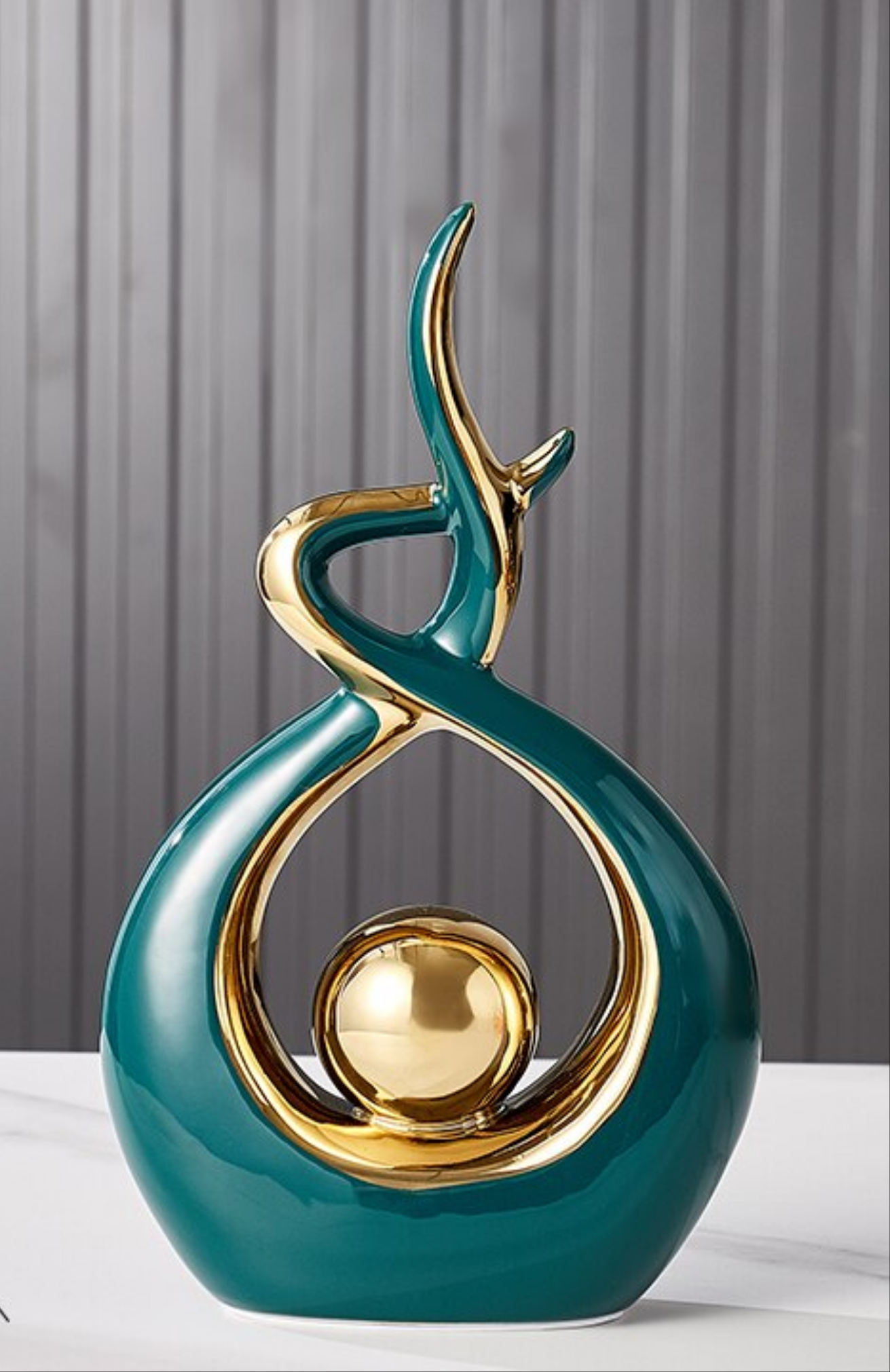 Ceravita – Keramische sculptuur met gouden accenten