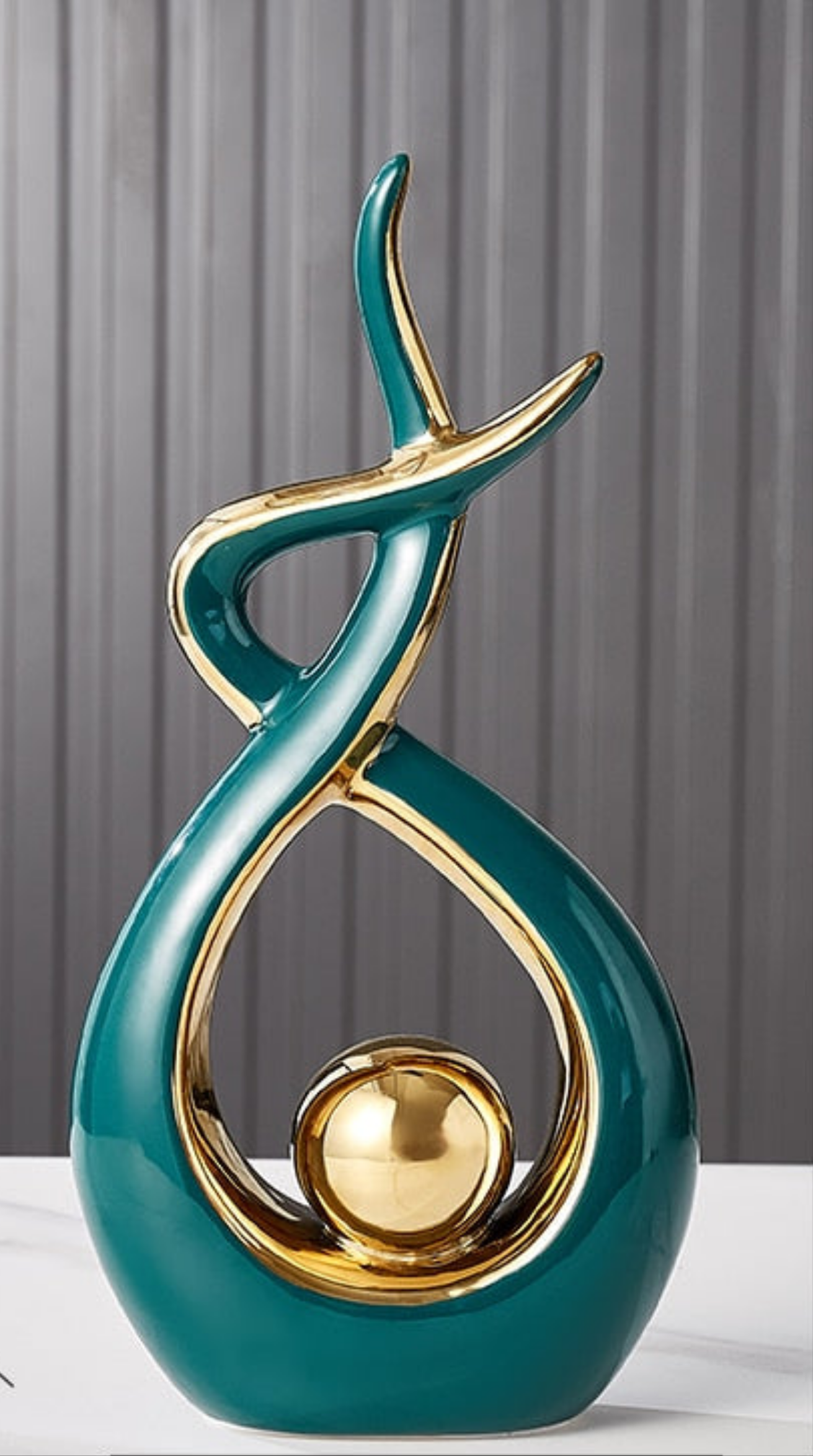 Ceravita – Keramische sculptuur met gouden accenten
