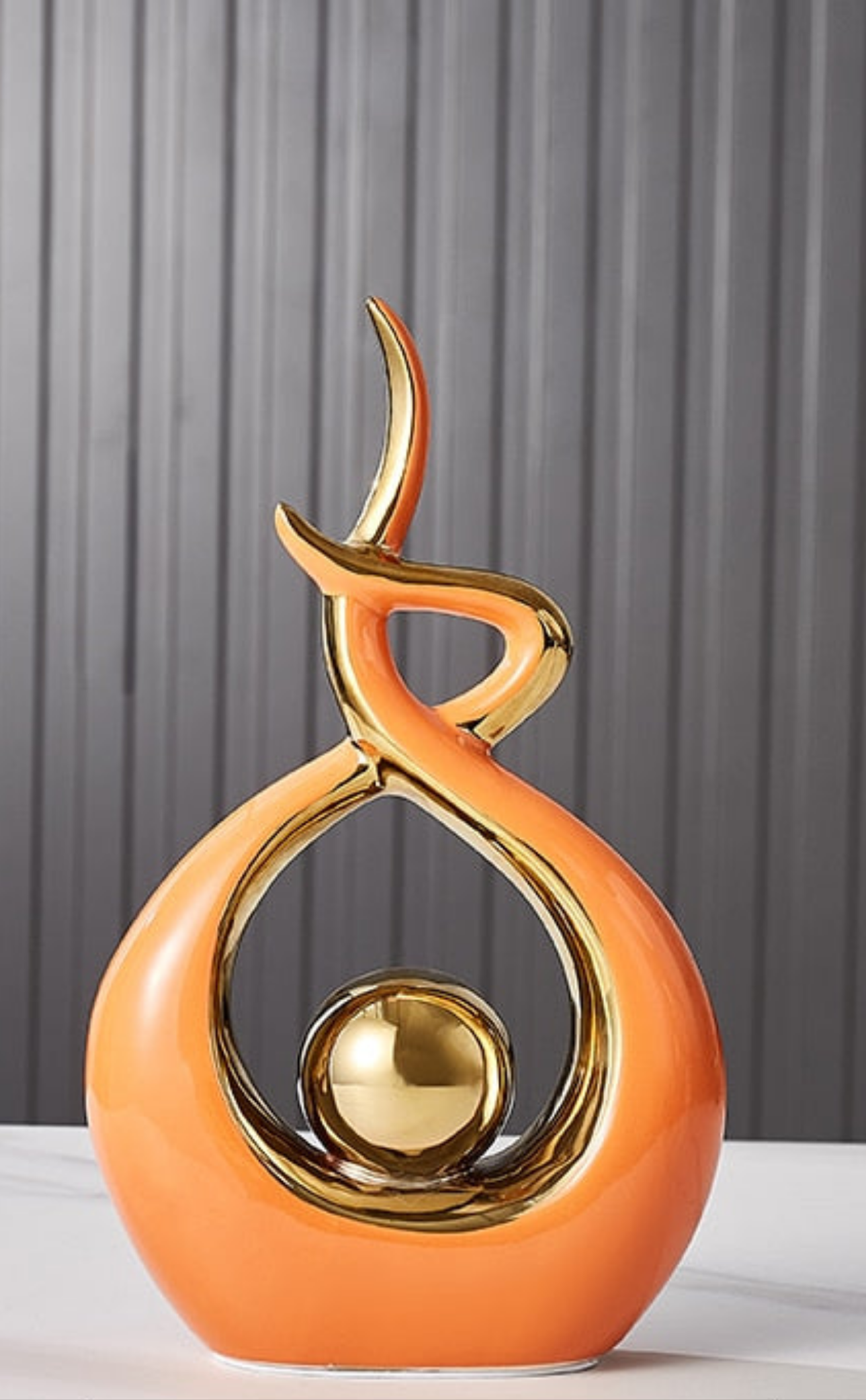 Ceravita – Keramische sculptuur met gouden accenten